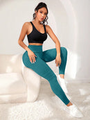 calça esportiva com linhas de alto relevo
